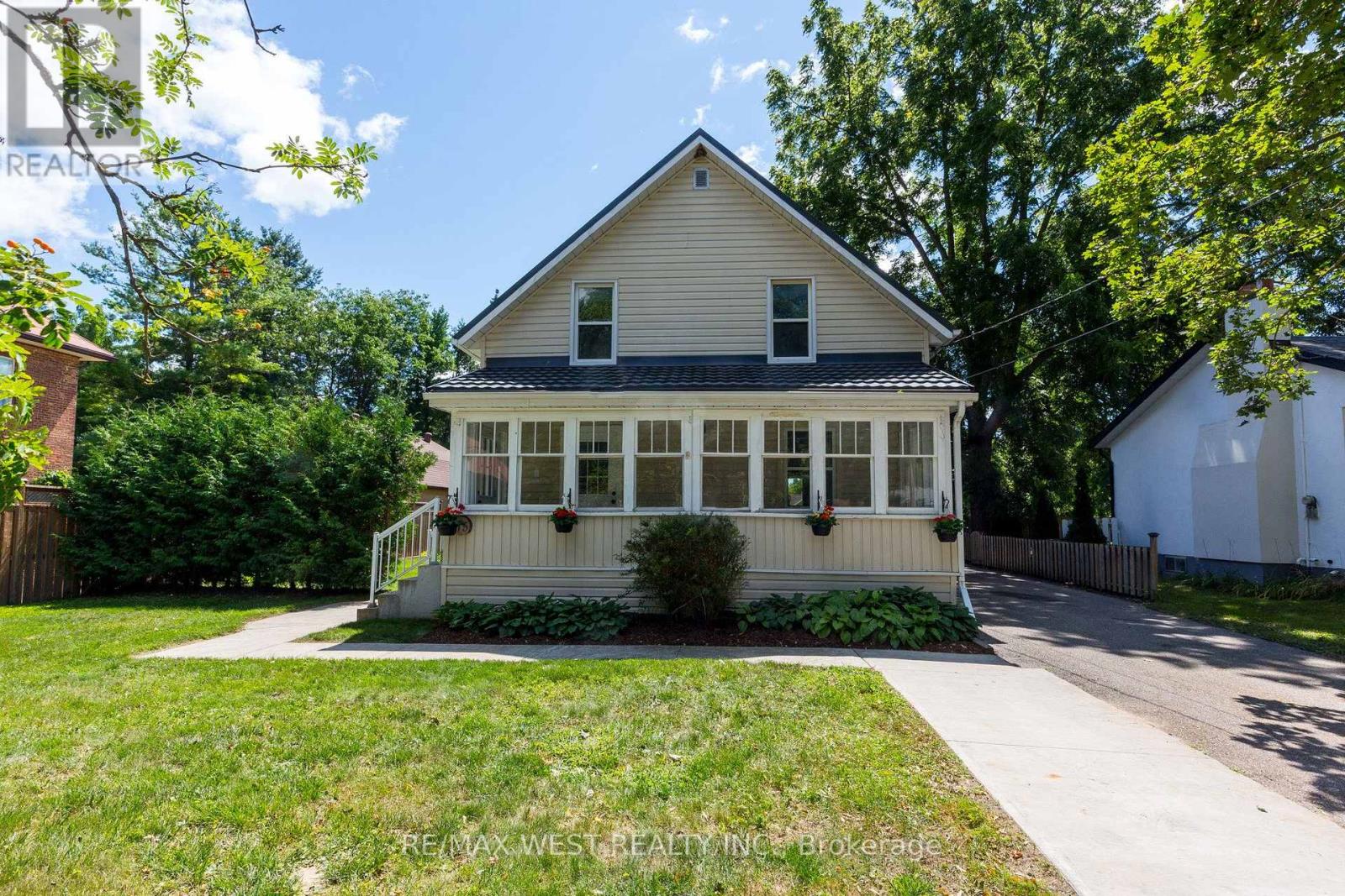175 Wellington Street W Property Photo 1