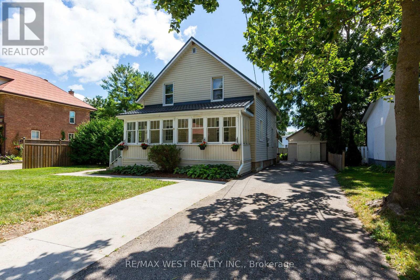 175 Wellington Street W Property Photo 2