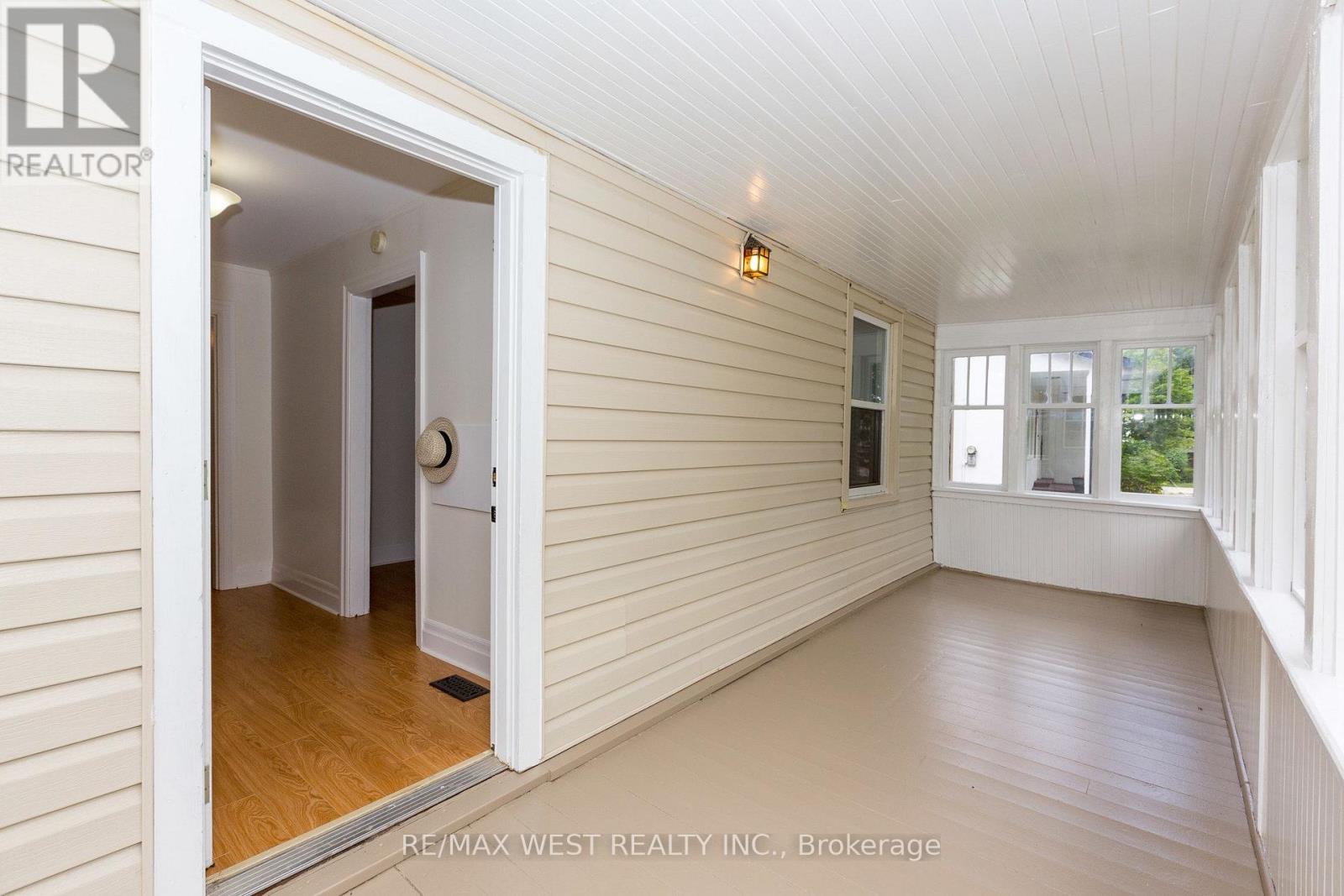 175 Wellington Street W Property Photo 3