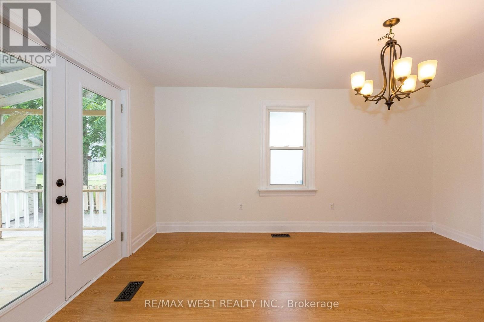 175 Wellington Street W Property Photo 9