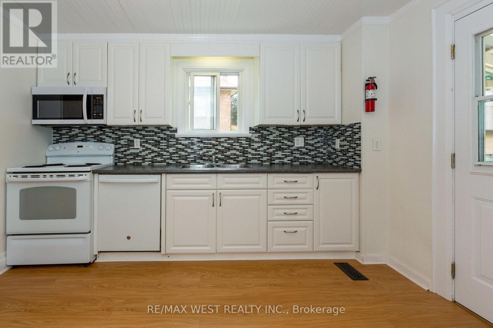 175 Wellington Street W Property Photo 10