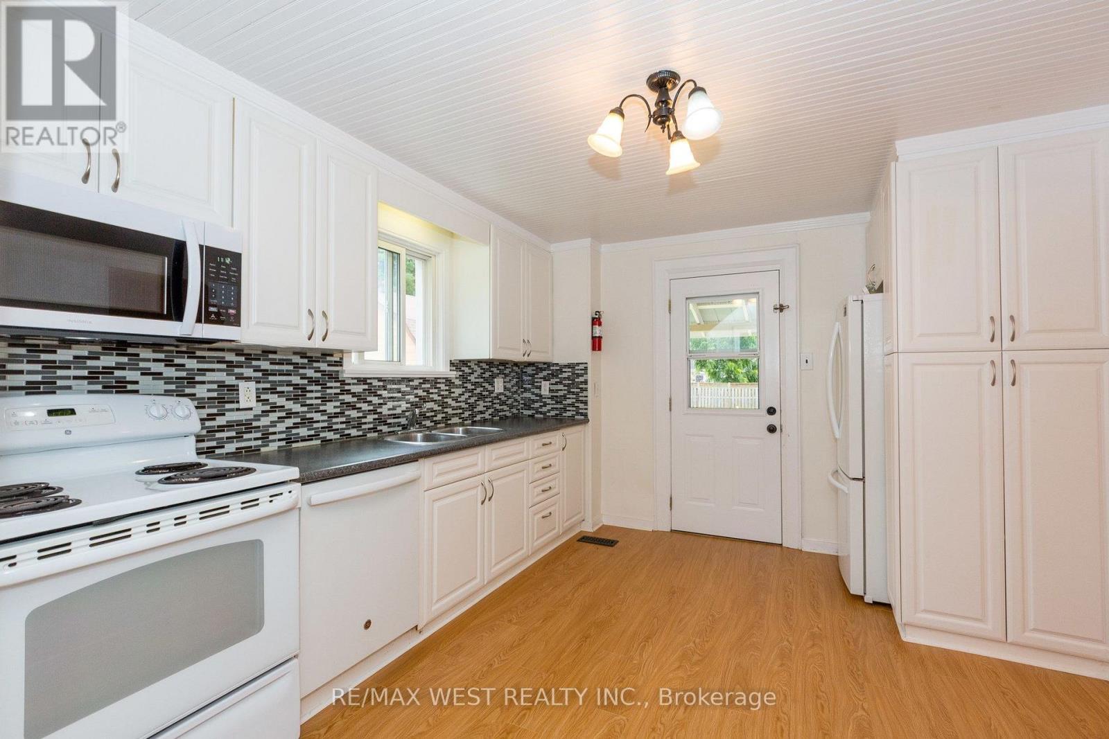 175 Wellington Street W Property Photo 11