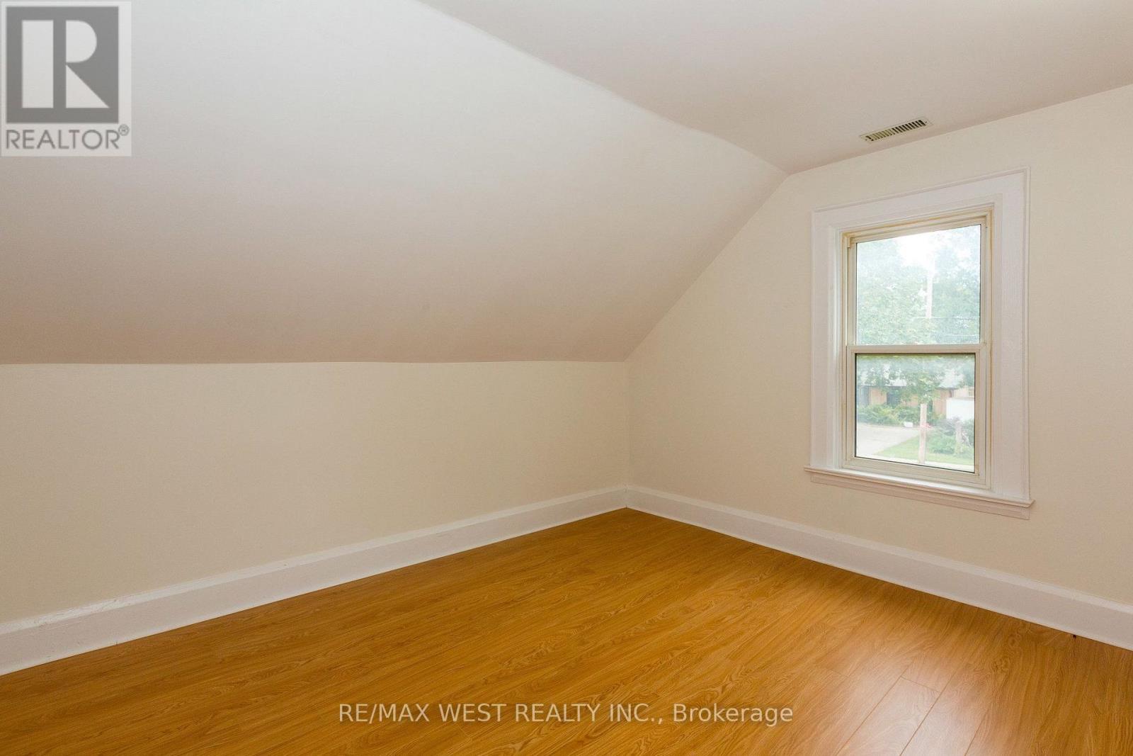 175 Wellington Street W Property Photo 13