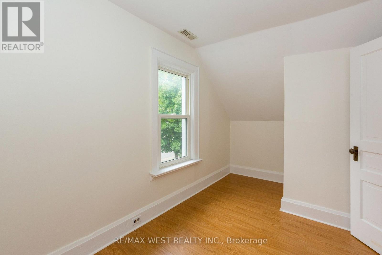 175 Wellington Street W Property Photo 14