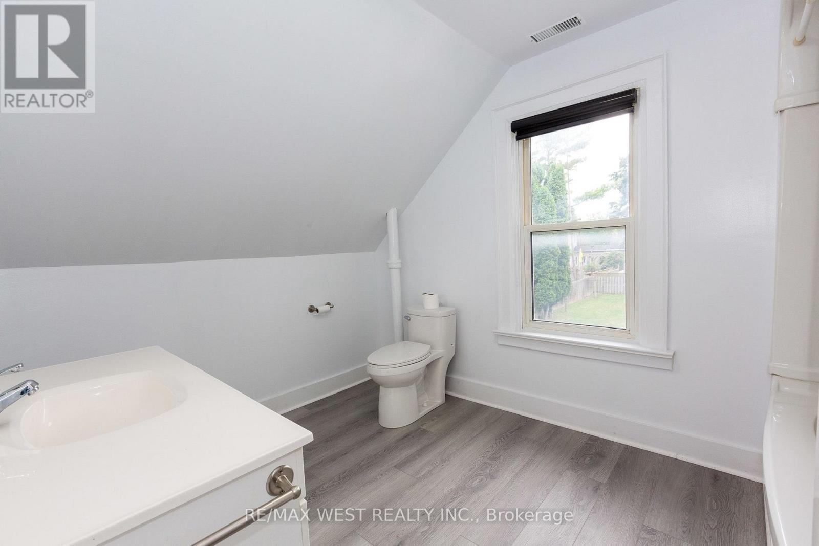 175 Wellington Street W Property Photo 16
