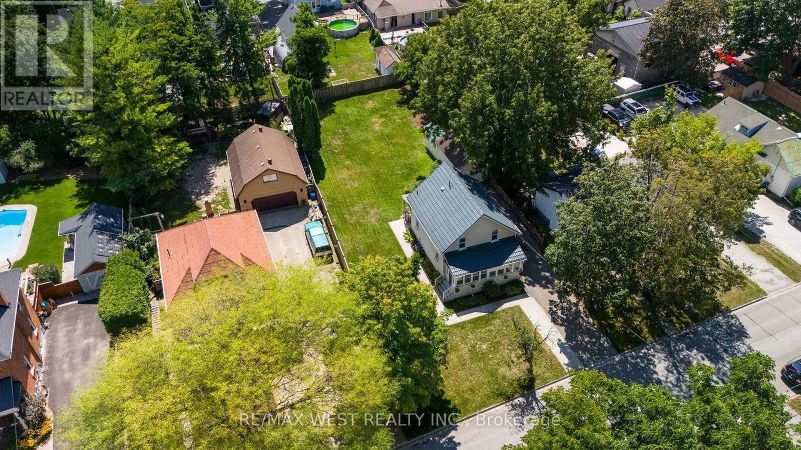 175 Wellington Street W Property Photo 22
