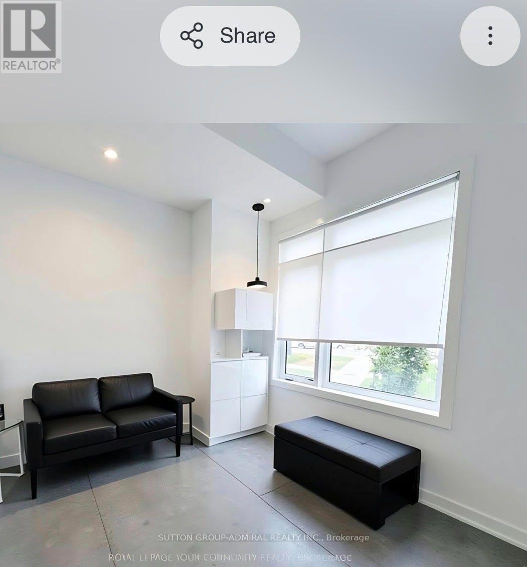 35 - 370 Red Maple Road Property Photo 2