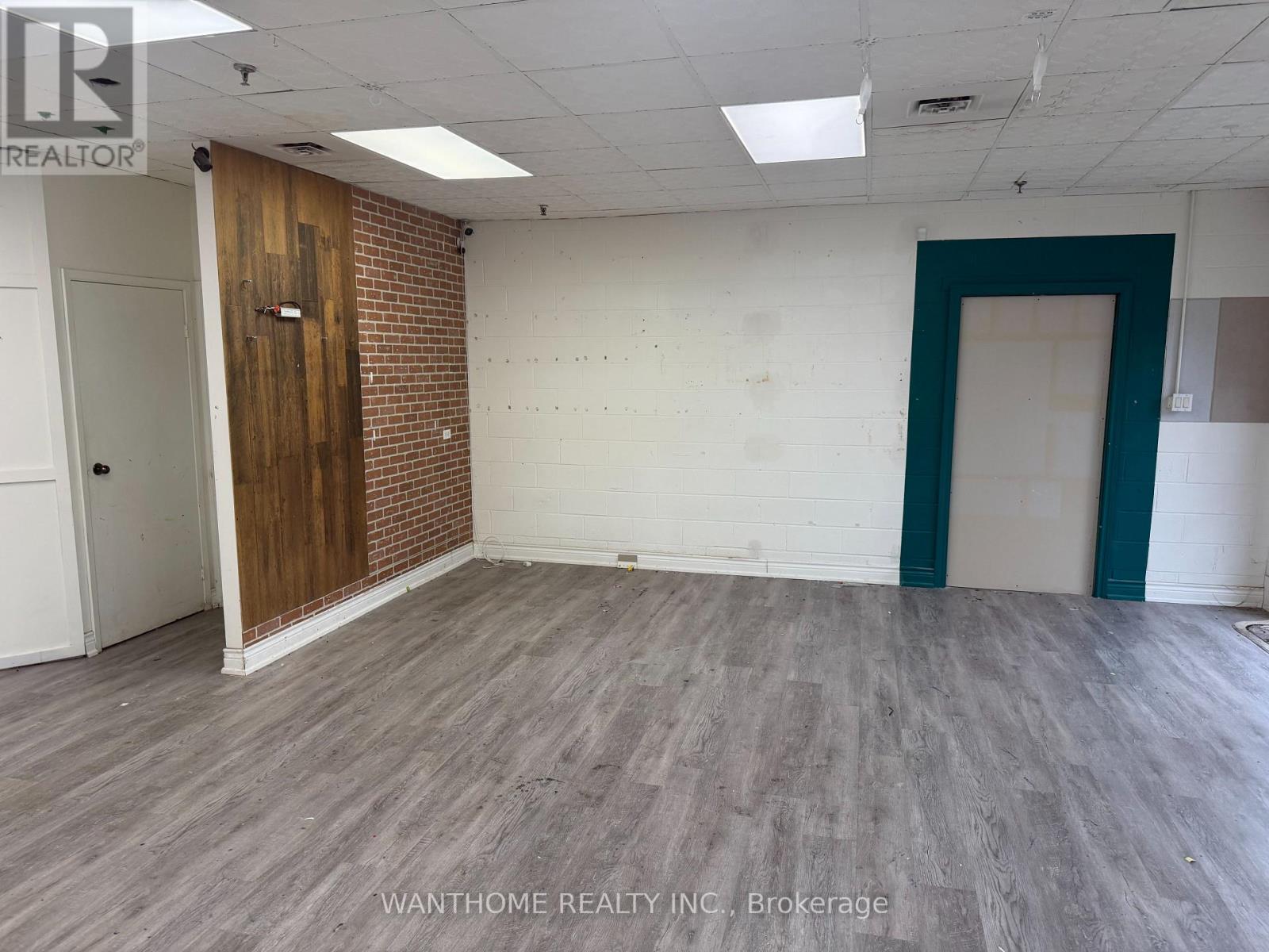 24 - 951 Denison Street Property Photo 9