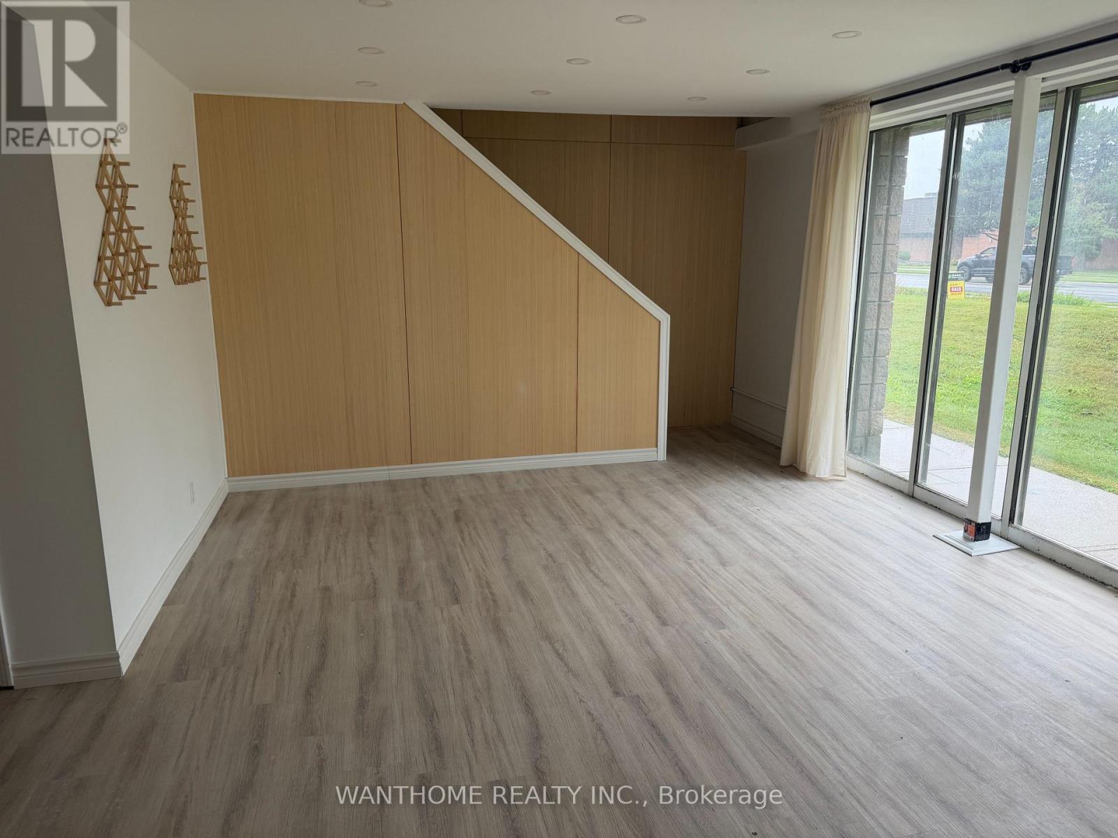 24 - 951 Denison Street Property Photo 14