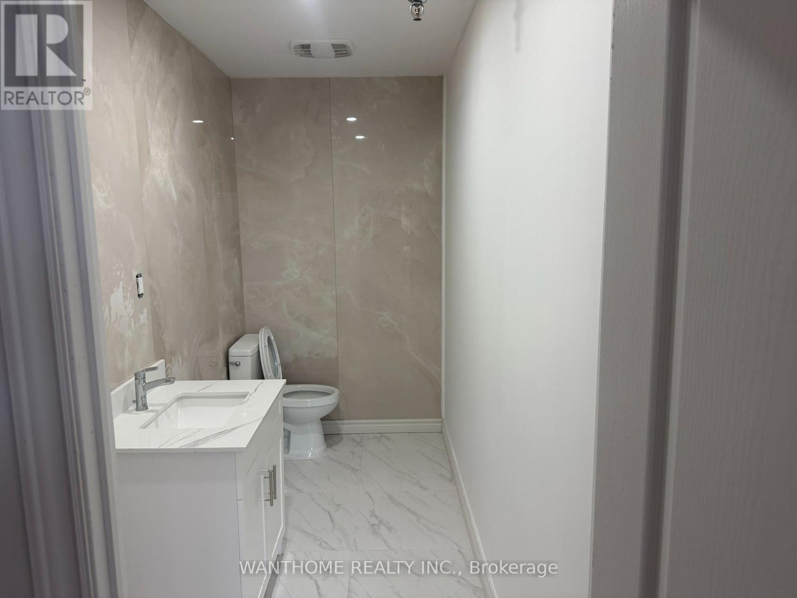 24 - 951 Denison Street Property Photo 15