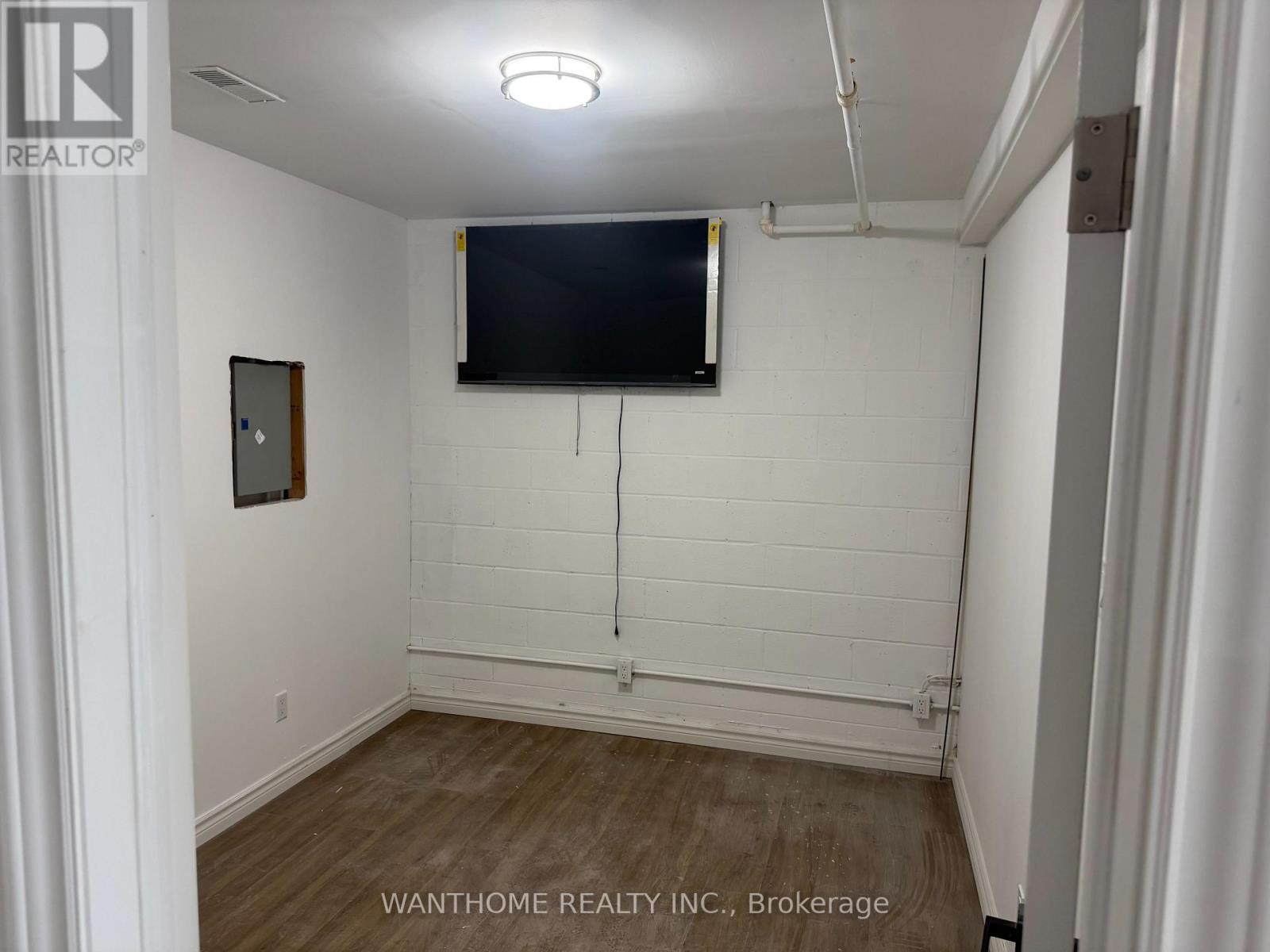 24 - 951 Denison Street Property Photo 17