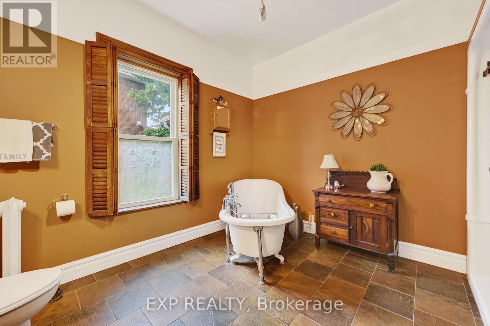 414 Osborne Street Property Photo 25