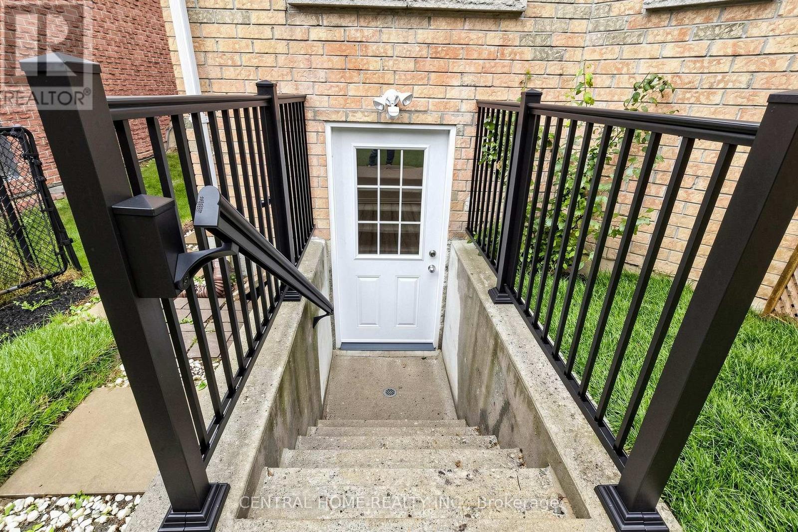 15 Closs Square Property Photo 37
