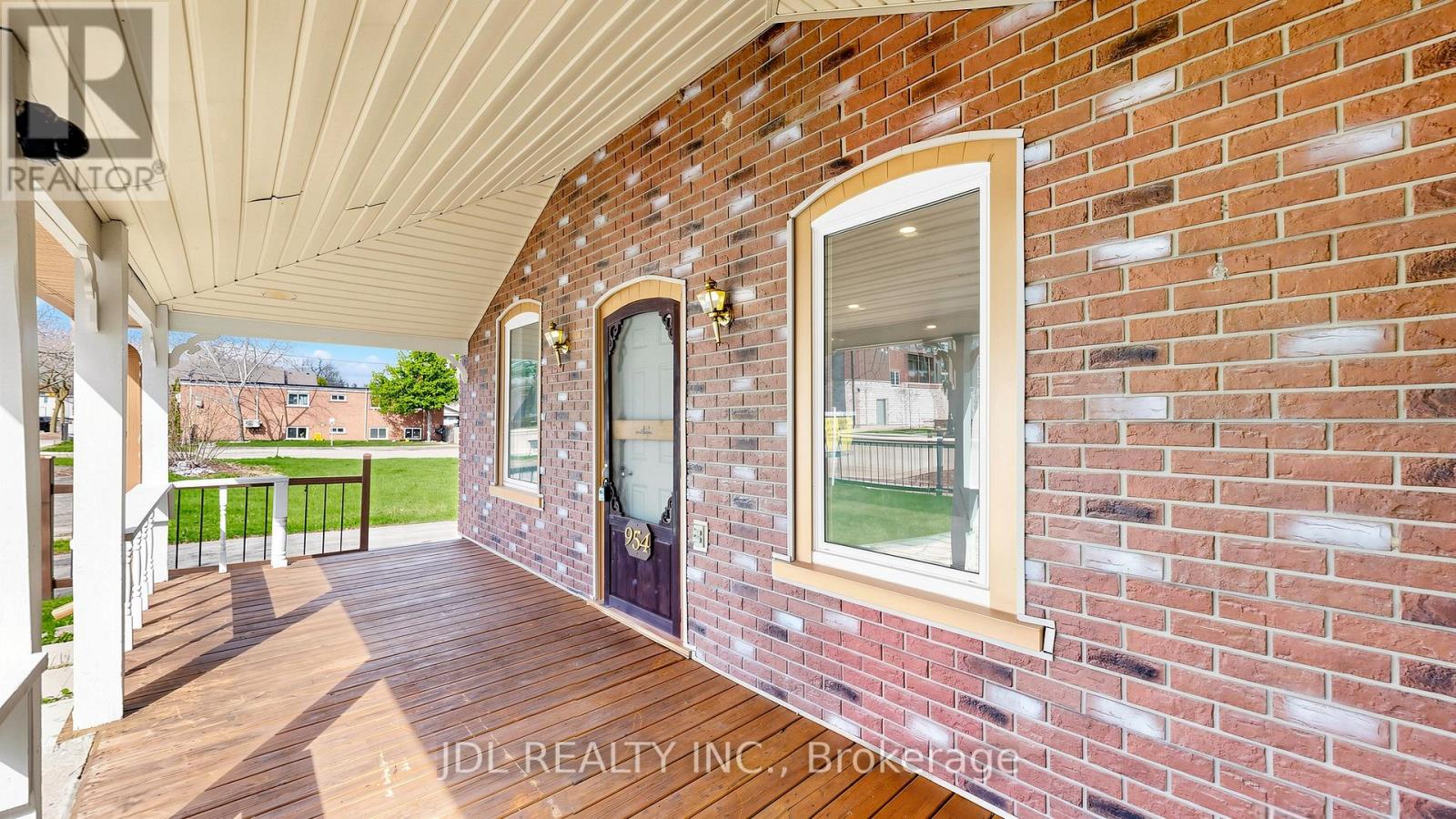 956 Lake Drive E Property Photo 6