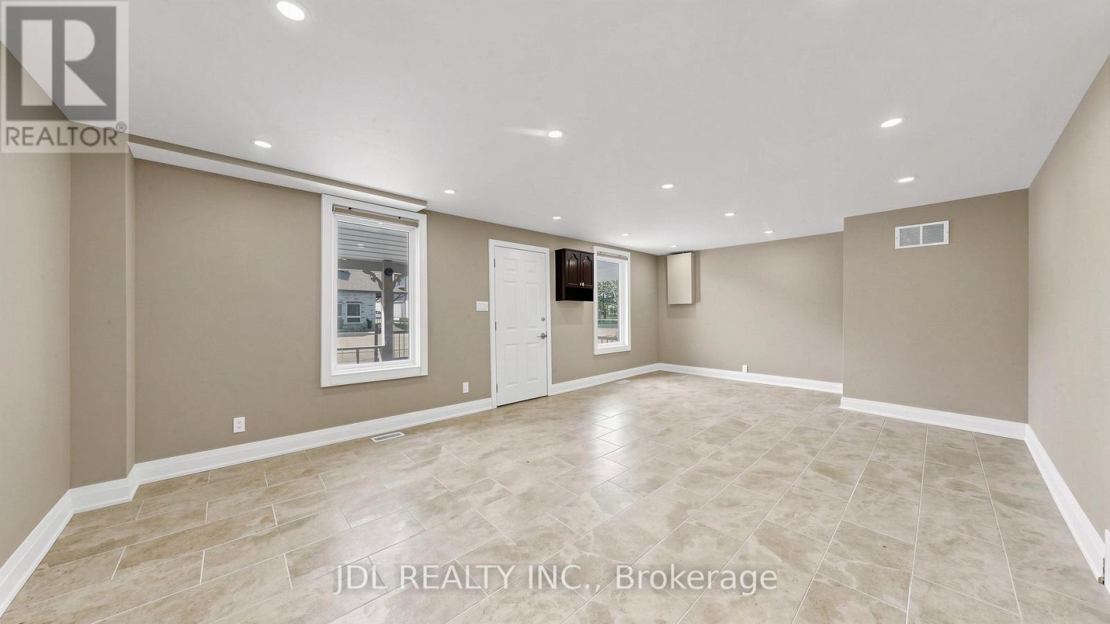956 Lake Drive E Property Photo 9