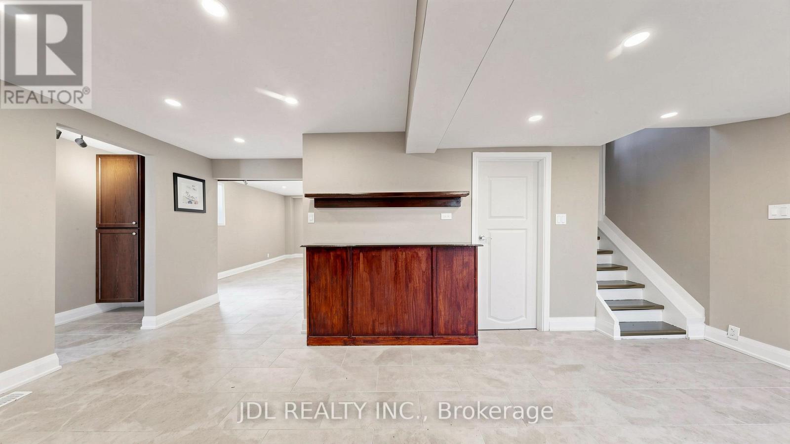 956 Lake Drive E Property Photo 10