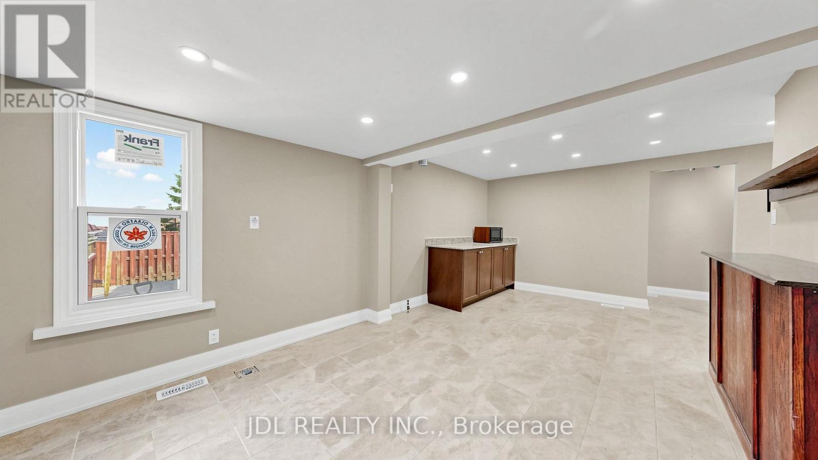 956 Lake Drive E Property Photo 11