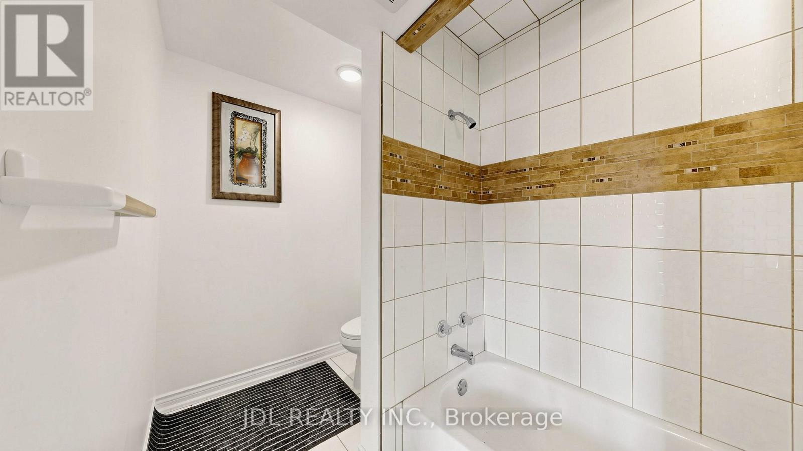 956 Lake Drive E Property Photo 12