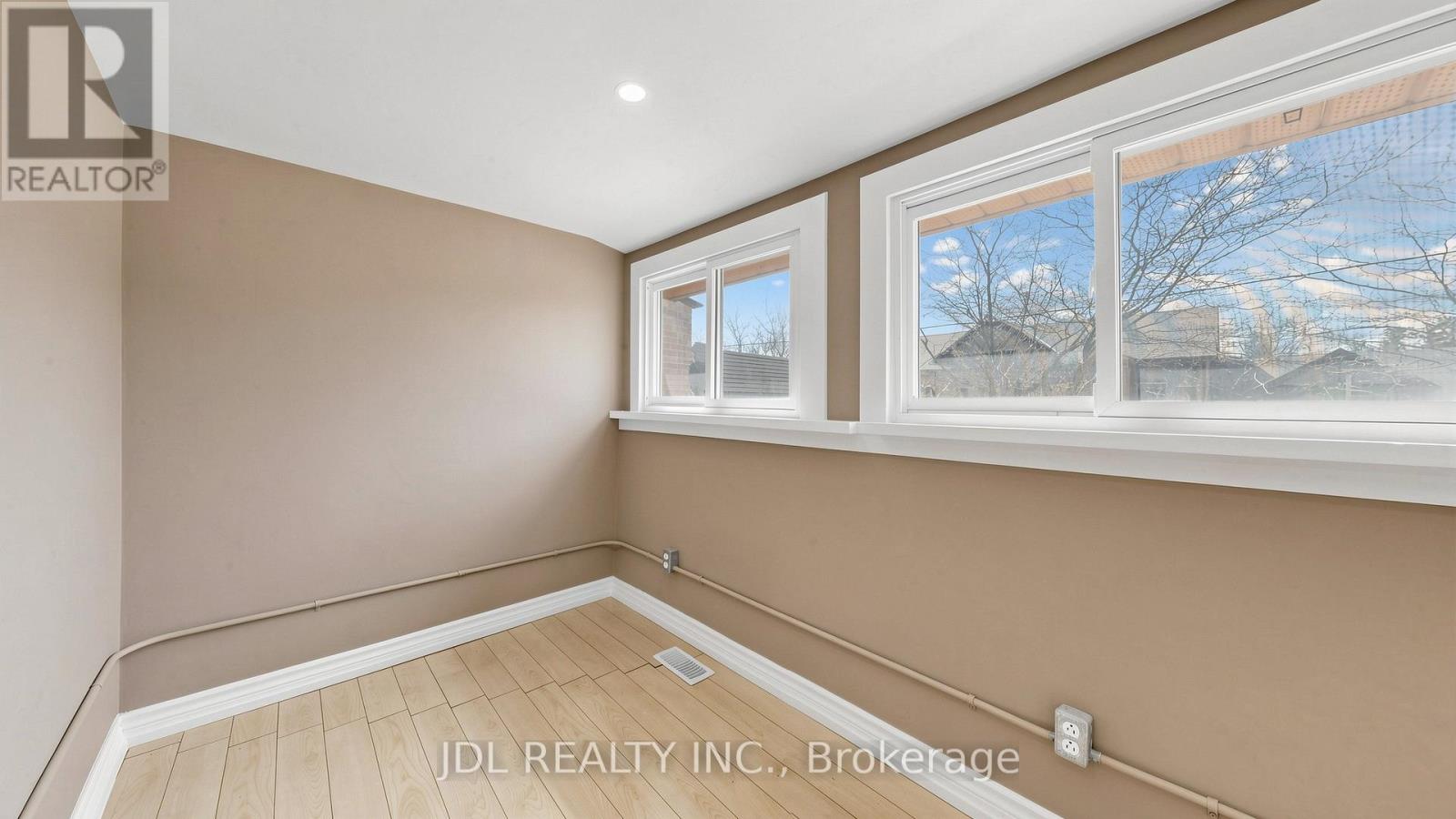 956 Lake Drive E Property Photo 15