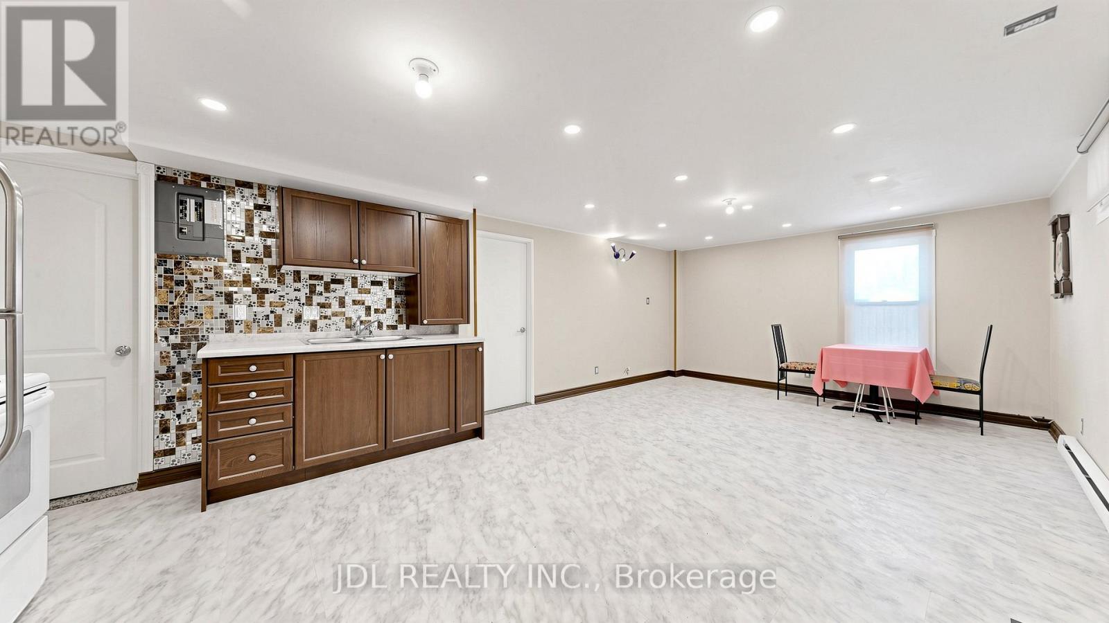 956 Lake Drive E Property Photo 23