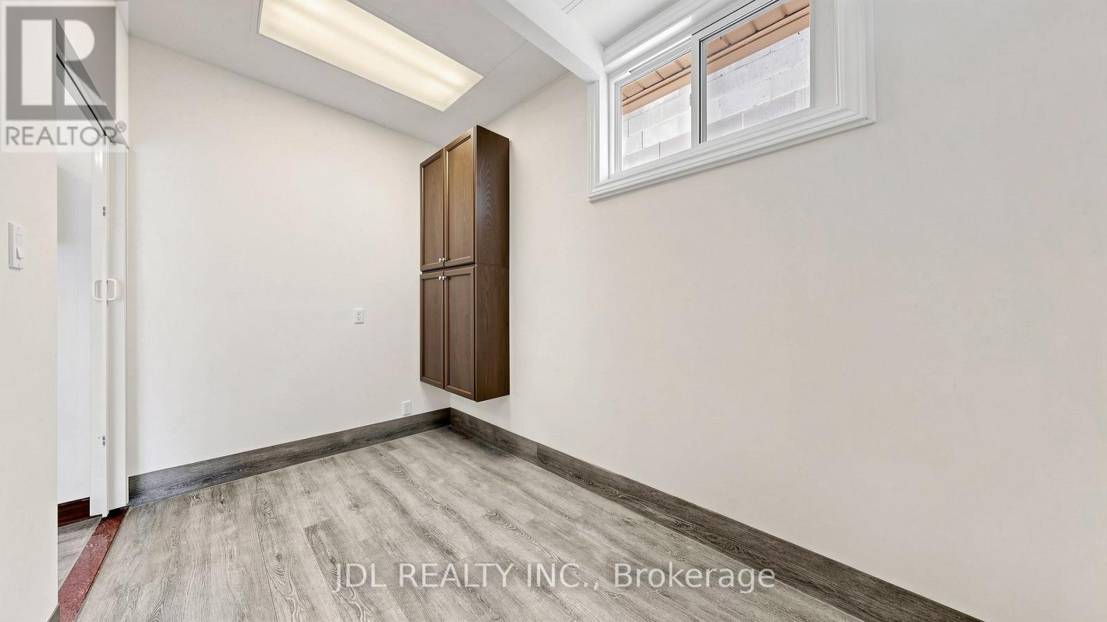 956 Lake Drive E Property Photo 24