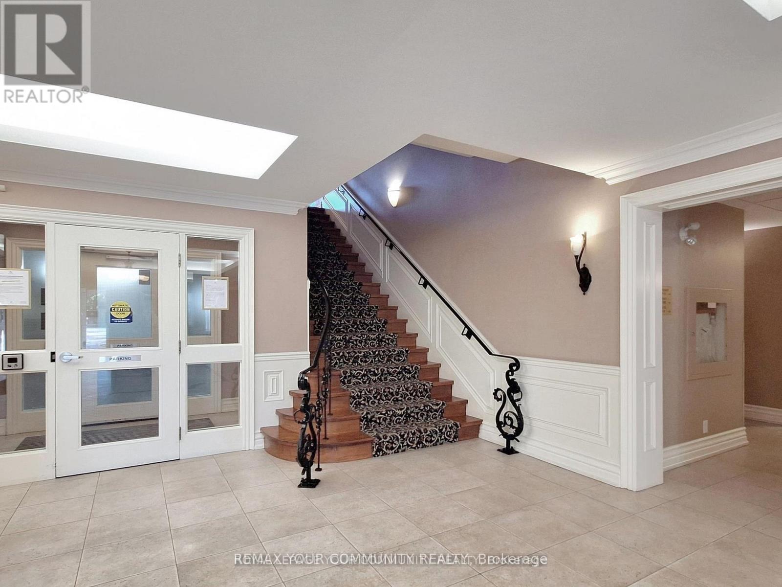 220 - 9519 Keele Street Property Photo 6