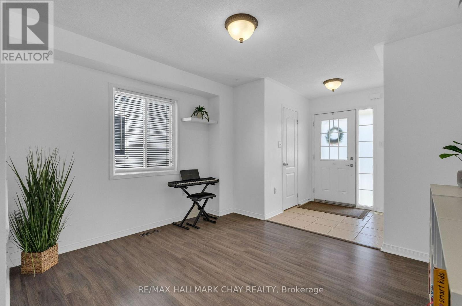 38 Admiral Crescent Property Photo 3