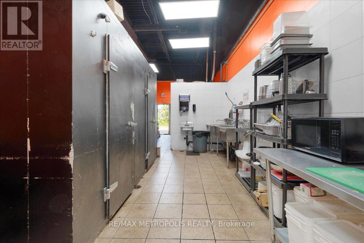 10 - 450 Holland Street W Property Photo 4