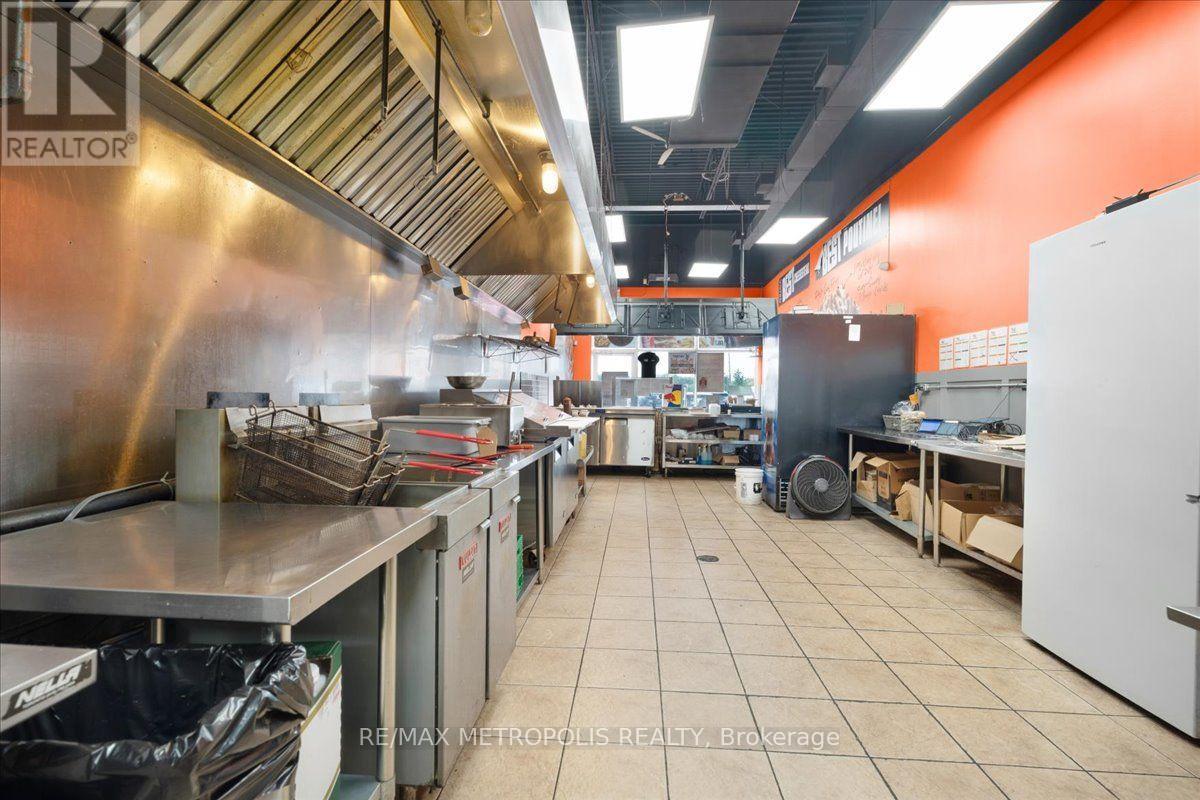 10 - 450 Holland Street W Property Photo 5