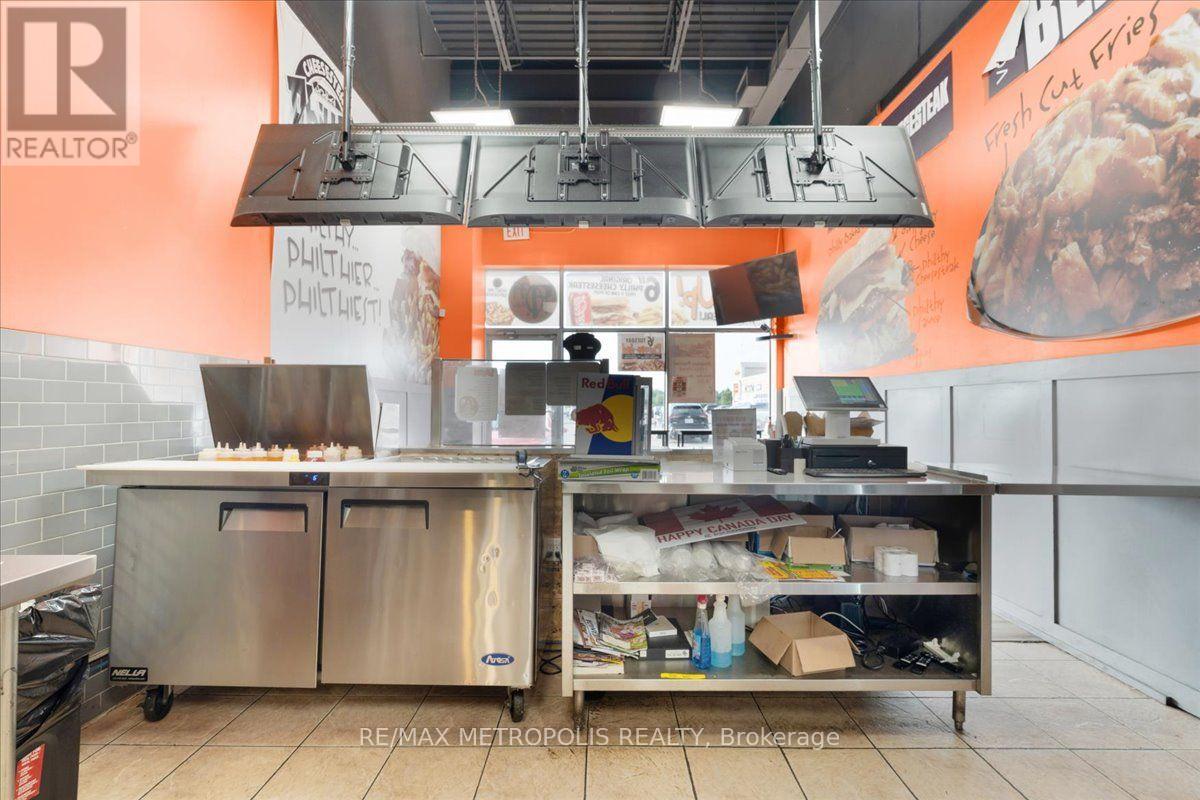 10 - 450 Holland Street W Property Photo 7
