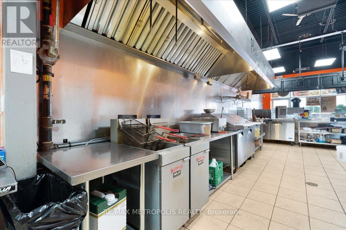 10 - 450 Holland Street W Property Photo 8