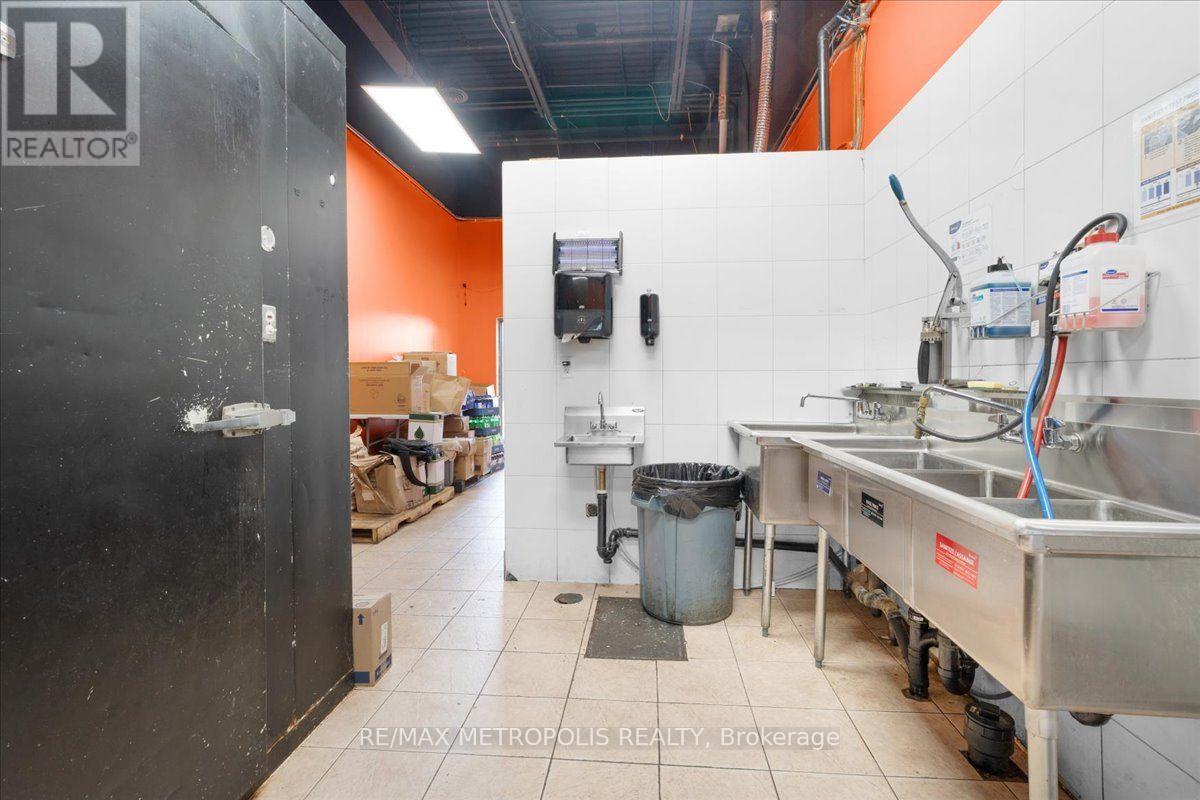 10 - 450 Holland Street W Property Photo 9