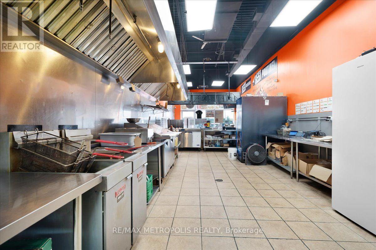 10 - 450 Holland Street W Property Photo 10