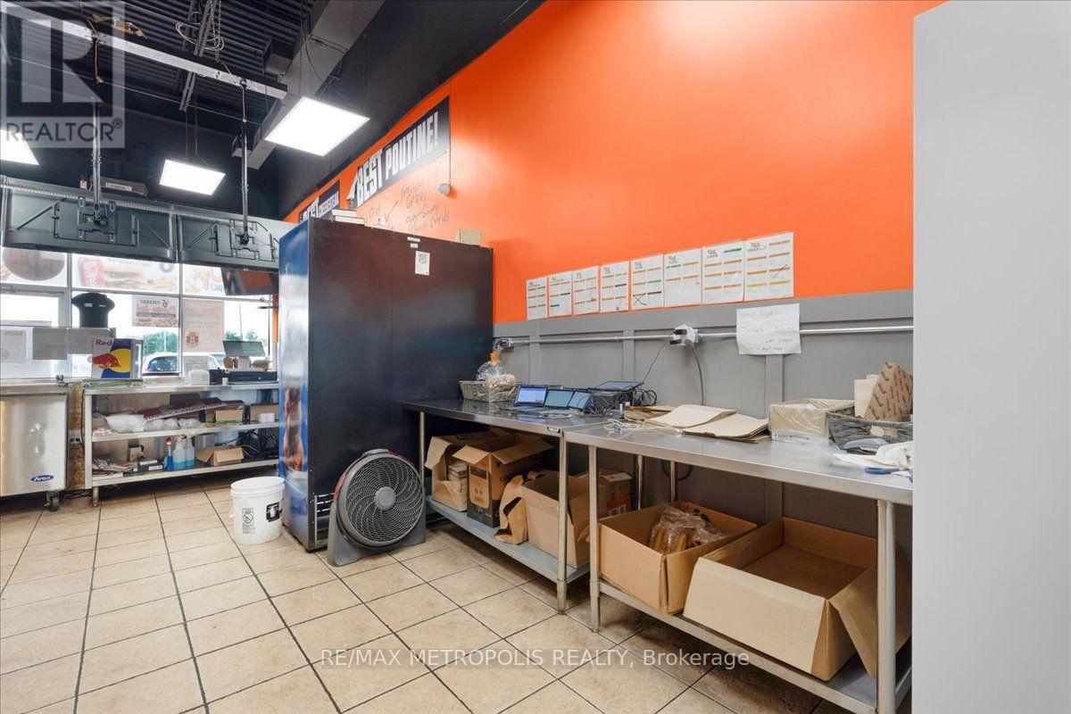 10 - 450 Holland Street W Property Photo 11