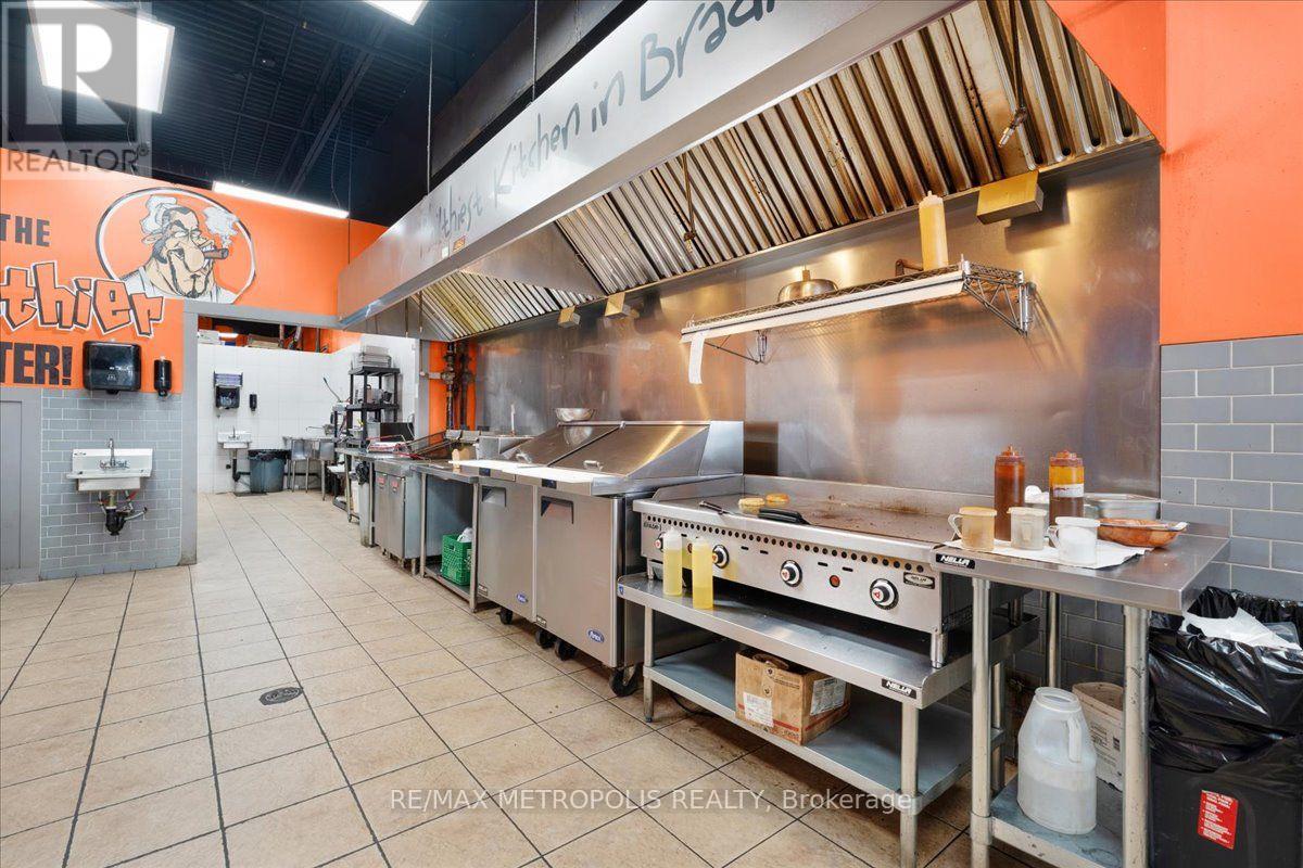 10 - 450 Holland Street W Property Photo 12