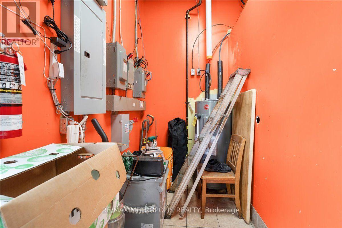 10 - 450 Holland Street W Property Photo 13
