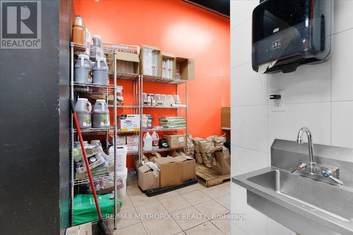 10 - 450 Holland Street W Property Photo 14