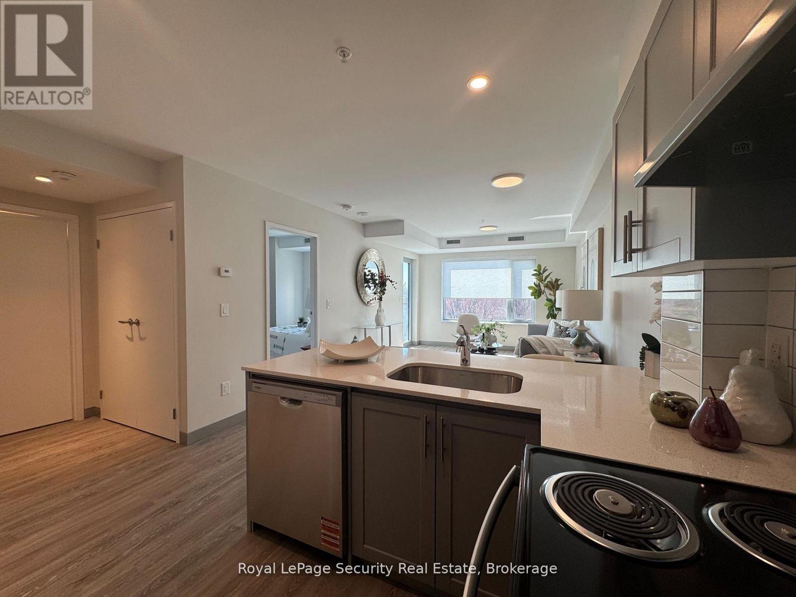 305 - 1015 Innisfil Beach Road Property Photo 2