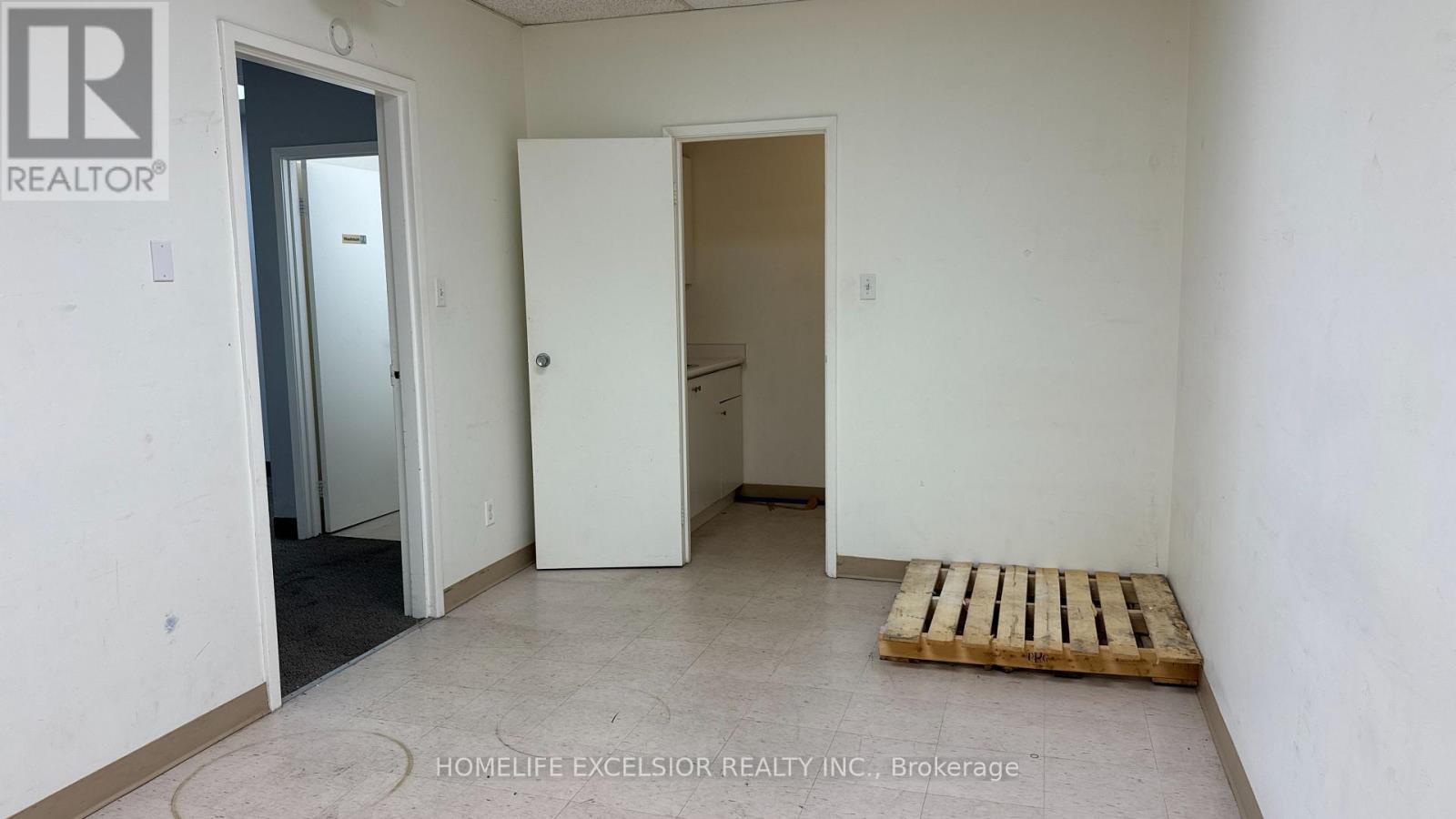 6 - 825 Denison Street Property Photo 23