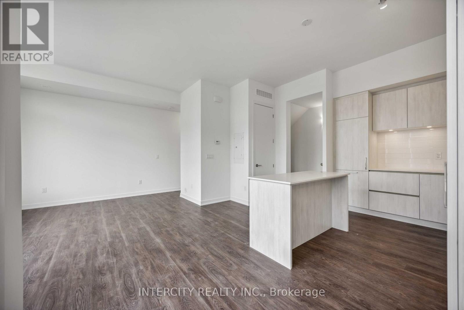 1215 - 8 David Eyer Road Property Photo 6