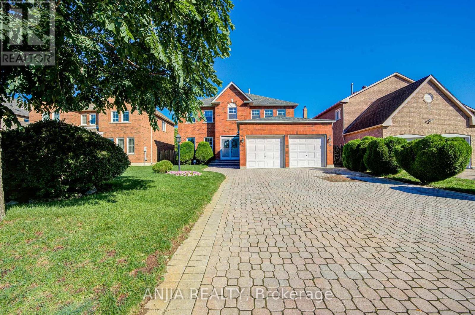 32 TURNBERRY CRESCENT