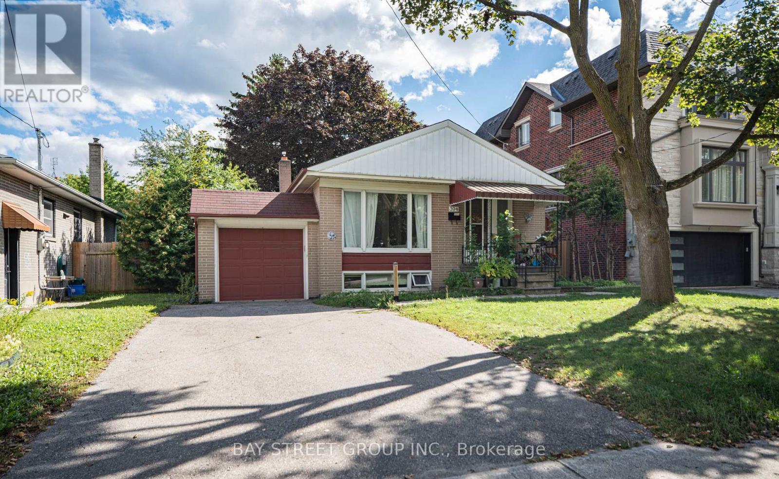 Lower - 394 Centre Street E Property Photo 1