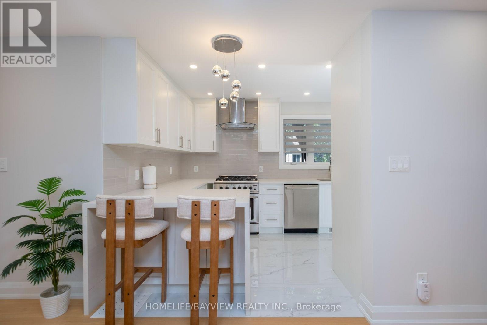 164 Steeles Avenue E Property Photo 10
