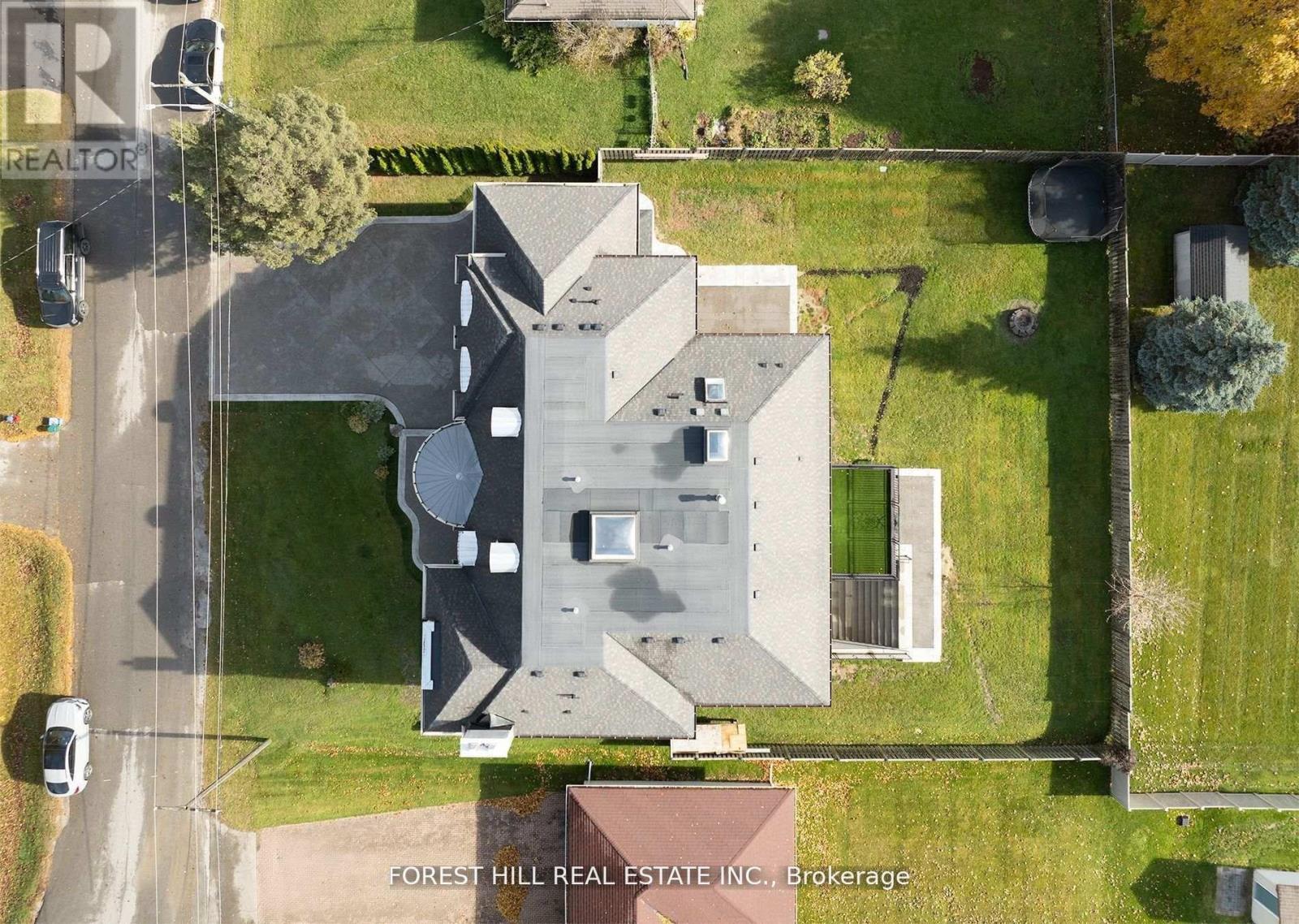 39 Patricia Drive E Property Photo 4