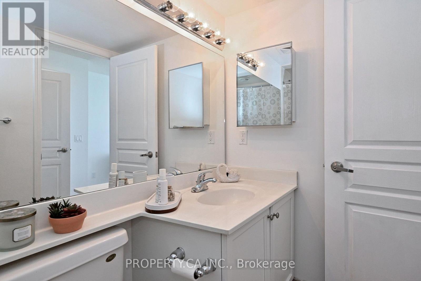 1013 - 310 Red Maple Road Property Photo 13