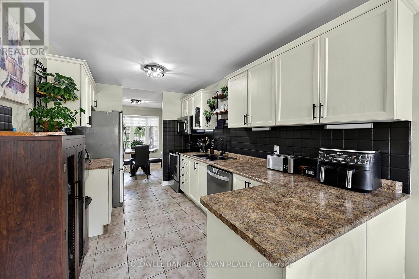 65 Burbank Circle Property Photo 6