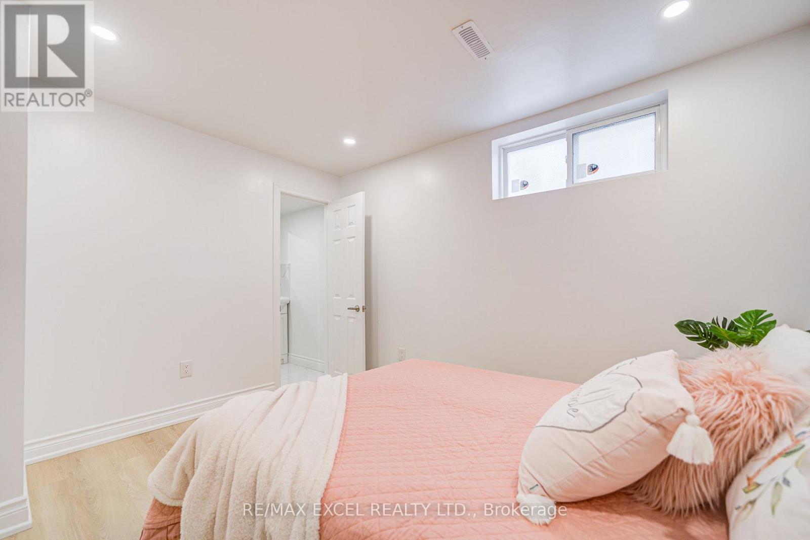 8 Simsbury Court Property Photo 38