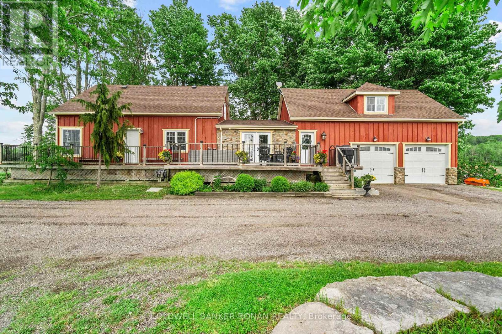 5065 10th Line Property Photo 1