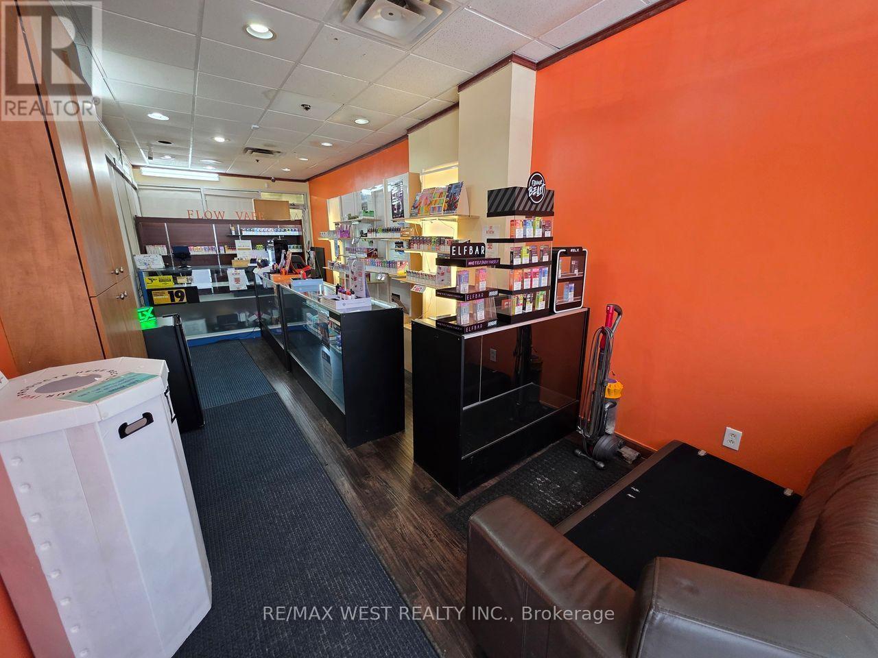 7d - 7398 Yonge Street Property Photo 6