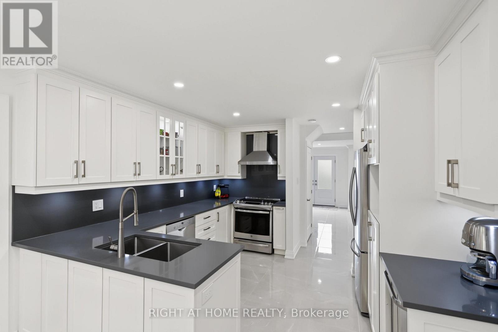 11 Harrowsmith Place Property Photo 17